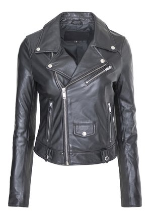 Chaqueta de motocicleta de cuero negro con un diseño ajustado, cremallera asimétrica, botones a presión, dos bolsillos con cremallera y una textura suave.