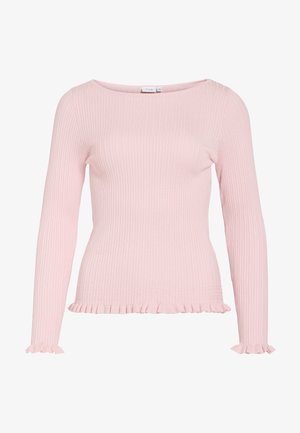 Jasnoróżowy prążkowany top z długim rękawem, dekoltem w łódkę oraz falbankami na mankietach i dole.