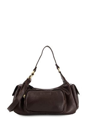 Dunkelbraune Lederhandtasche mit goldenen Verschlüssen, einer vorderen Reißverschlusstasche, geprägtem "VENEZIA"-Logo und einem einzelnen Schulterriemen.