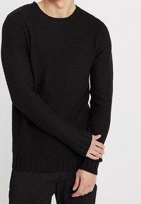 YOURTURN Stickad tröja - black