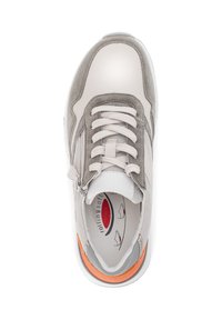 Lichtgrijze sneakers met een mix van leer en suede, voorzien van een gestructureerde bovenkant, witte veters en een vleugje oranje op de hiel.