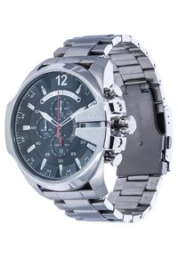 Orologio in acciaio inox argentato con quadrante nero, grandi numeri arabi alle 12, sottodial cronografo e bracciale in metallo spazzolato.