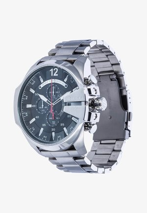 Silberner Edelstahl-Uhr mit schwarzem Zifferblatt, großen arabischen Ziffern bei 12, Chronographen-Subdials und einem gebürsteten Metallarmband.