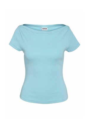 Gai zils, īsas piedurknes, pieguļošs ribots adījuma tops ar plašu laivu izgriezumu un mazu auduma etiķeti apkaklītes iekšpusē.