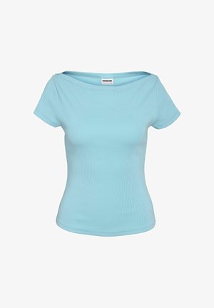 Lichtblauw, kortermig, aansluitend geribd gebreid topje met een brede boothals en een klein stoffen label binnenin de kraag.