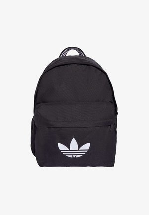 Czarny plecak z przednią kieszenią na zamek oraz białym logo Adidas trefoil umieszczonym na środku kieszeni, pojedyncza górna rączka w czarno-białe paski.