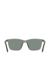 Occhiali da sole in plastica grigia con lenti rettangolari, lenti polarizzate con tintura verde e aste dritte. Superficie liscia con dettagli di design minimi.