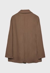 Blazer marron à manches longues avec col cranté, vu de dos sur un fond blanc uni.