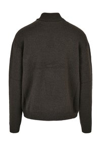 Pull en laine tricotée brun foncé avec manches longues et col côtelé haut, vu de dos sur fond blanc.