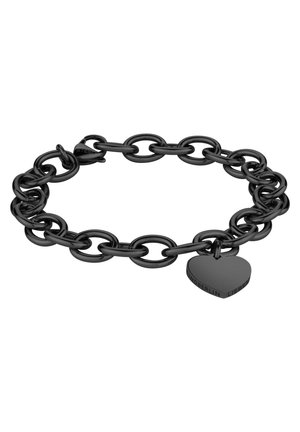 Sort kædearmbånd med vedhæng i form af et hjerte, hvor der er indgraveret tekst langs kanterne.
