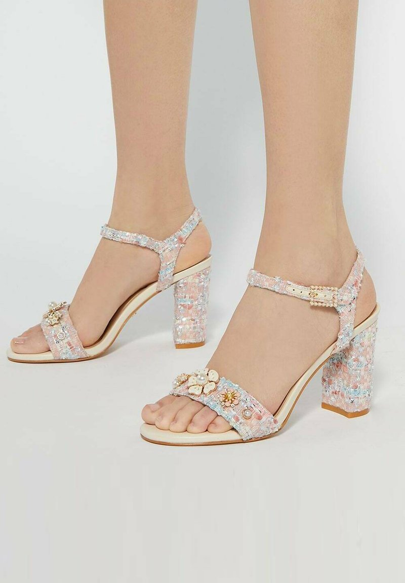 Sandy high heels met een roze en blauwe textuurstof, versierd met bloemen en parels, met een chunky hak en een verstelbare gesp.