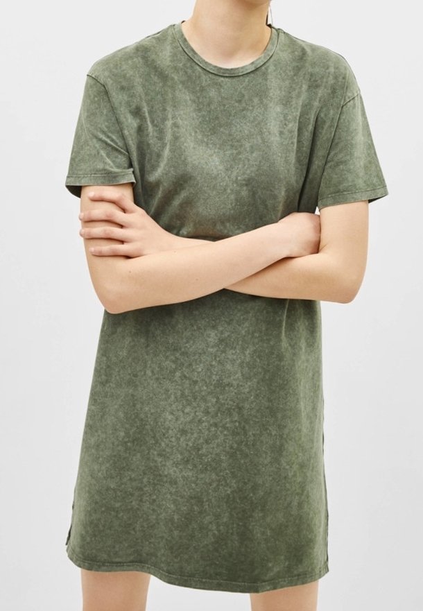 Kortärmad klänning i blekt grön bomull, avslappnad passform, rund hals, sidöppningar, något texturerad yta med en avslappnad look.