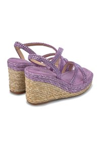 Sandali wedge viola con cinturini incrociati decorati con strass, tomaia in similpelle scamosciata e base in paglia intrecciata.