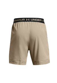 Beige Sportshorts mit einem schwarzen elastischen Bund, der das "UNDER ARMOUR"-Logo zeigt. Die Shorts haben eine glatte Textur und einen perforierten Saum.
