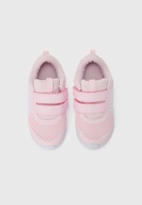 Rosa treningssko med mesh-overdel, doble borrelåsreimer, polstret krage og hvite gummisåler, med subtile tekstur- og designdetaljer.