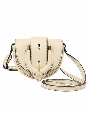 Cremefarbenes Leder-Umhängetäschchen mit abgerundetem Klappdeckel, goldfarbenem Schnallenverschluss und verstellbarem Riemen mit schwarzer Kantennaht.