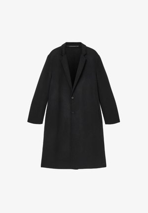 Juodas vilnonis paltas su ilga, tiesia forma. Turi įpjovų atlapus, du mygtukus ir šonines kišenes. Lygus paviršius, minimalūs dizaino elementai.