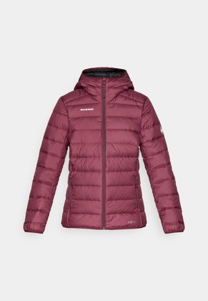 Bordeauxfarvet isoleret jakke med hætte, der har vandret syninger, lynlås foran og logo på venstre bryst og ærme.