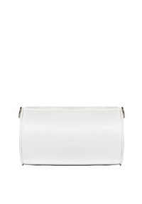 Witte cilindervormige tas van glad materiaal, met een ritsluiting en metalen accenten aan de zijkanten. Eenvoudig ontwerp met strakke lijnen.