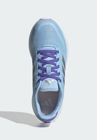 Baskets de sport bleu clair avec dessus en maille, lacets violets et accents argentés. Dispose d'une semelle rembourrée et d'une semelle intérieure de marque.