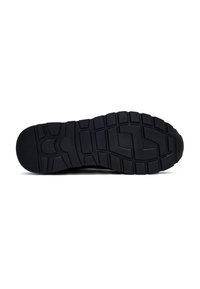 Suela de zapato de goma negra con un patrón de banda de rodadura profunda y surcos horizontales para una mejor tracción. Presenta bordes redondeados y detalles de superficie texturizada.