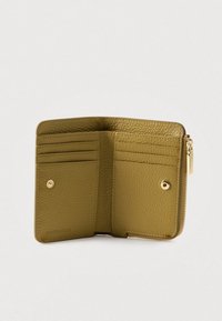 Ανοιχτό πορτοφόλι από ελαιόχρωμο δέρμα που δείχνει έξι θήκες για κάρτες, μια τσέπη με κουμπί και μια θήκη για κέρματα με φερμουάρ χρυσής απόχρωσης.