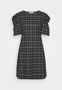 Vestido a rayas en blanco y negro con mangas cortas abullonadas, forma estructurada y escote redondo. Fabricado con un tejido texturizado.