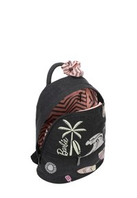 Zaino in tessuto nero con manico intrecciato, caratterizzato da un interno a strisce rosa e nere, palme, tavola da surf e dettagli grafici.