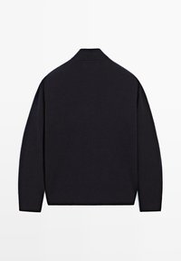 Pullover di colore blu scuro, con colletto alto, maniche lunghe e una texture semplice e liscia, senza motivi o dettagli visibili.