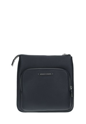 Borsa a tracolla in pelle nera con finitura testurizzata, dotata di chiusura con zip, tasca frontale e un sottile accento di marca. Design compatto e rettangolare.