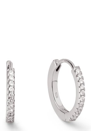 Boucles d'oreilles créoles en argent avec une rangée de petites pierres précieuses rondes et claires le long du bord extérieur, dotées de fermoirs à charnière.