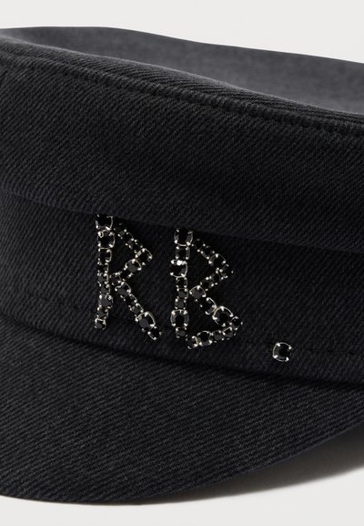 Μαύρο καπέλο υφάσματος με επίπεδο πάνω μέρος και μαύρα στολίδια από στρας που σχηματίζουν τα γράμματα "R B" στη μπροστινή ταινία.