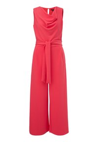 Koralkowy kombinezon bez rękawów z dekoltem w łódeczkę, paskiem w talii, szerokimi nogawkami i szczegółem z wycięciem z tyłu. Gładka tekstura materiału.
