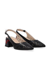 Černé slingback podpatky s špičatou špičkou, zdobené perforovaným designem, kontrastními červenými akcenty na blokovém podpatku a nastavovacím přezkovým páskem.