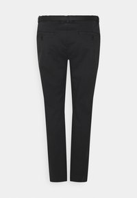 Černé kalhoty rovného střihu s poutky na pásek, zadní kapsy s klopou a knoflíkovým zapínáním, zobrazené z pohledu zezadu na jednobarevném pozadí.