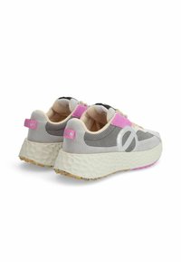Baskets grises et beiges avec des accents roses, semelles en caoutchouc texturé et logo circulaire. Présentent une semelle intermédiaire rembourrée surélevée pour un soutien.