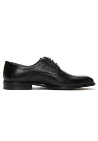 Zwarte leren dress shoe met een textuur op het oppervlak, ronde neus en dunne veters. Heeft een lage, stevige hak en een gladde zool.