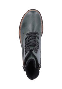Bottine en cuir vert avec des lacets noirs, bout rond et fermeture éclair sur le côté. Elle dispose d'une semelle extérieure marron avec des détails de couture.