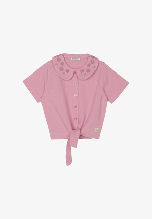 Blusa rosa de manga corta con nudo en la parte delantera, cuello grande bordado con motivos florales y diseño abotonado. Textura suave.