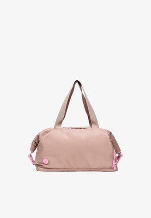Borsa da viaggio rettangolare rosa tenue con doppie cinghie da spalla, dettagli con cerniera rosa e chiusure laterali con fibbie su sfondo bianco.