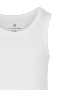 Hvid bomulds tanktop med rund halsudskæring, udstyret med syede kanter og et etikett indeni, der angiver mærke og størrelse. Blød, glat tekstur.