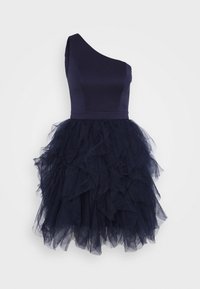 Yhden olkapään laivastonsininen mekko, jossa on vartalonmyötäinen yläosa ja kerroksellinen tyllihame röyhelödetaileilla, luoden teksturoitua, kerroksellista ilmettä.