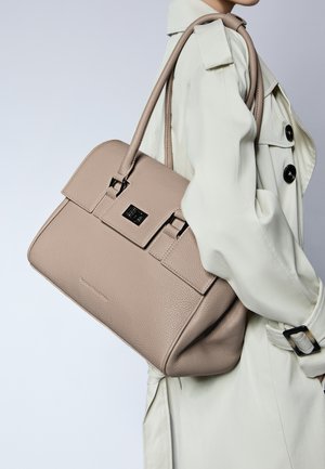 Beige leren handtas met textuurafwerking, gestructureerde vorm, dubbele handvatten bovenaan en een rechthoekige klep met een zilveren hardware accent.