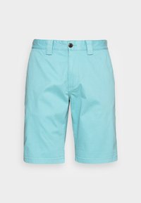 Shorts en coton turquoise avec une taille plate, des passants de ceinture, une fermeture à un bouton et des poches latérales, offrant une texture lisse et élégante.
