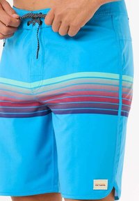 Costume da bagno blu con strisce orizzontali multicolori in rosa, verde e viola. Presenta una vita con cordoncino nero e un'etichetta con il logo.