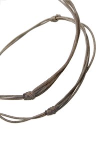 Collar de cordón trenzado marrón con cuatro acentos anudados. Textura suave, forma flexible y longitud ajustable con un patrón de tejido uniforme.
