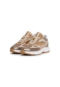 Chaussures de sport en beige et or métallique, avec une tige en mesh, des accents texturés, une semelle épaisse blanche et des lacets décoratifs.