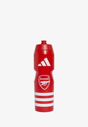 Červená sportovní láhev na vodu s užším designem, se bílým logem Adidas, emblémem Arsenalu a třemi vodorovnými bílými pruhy.