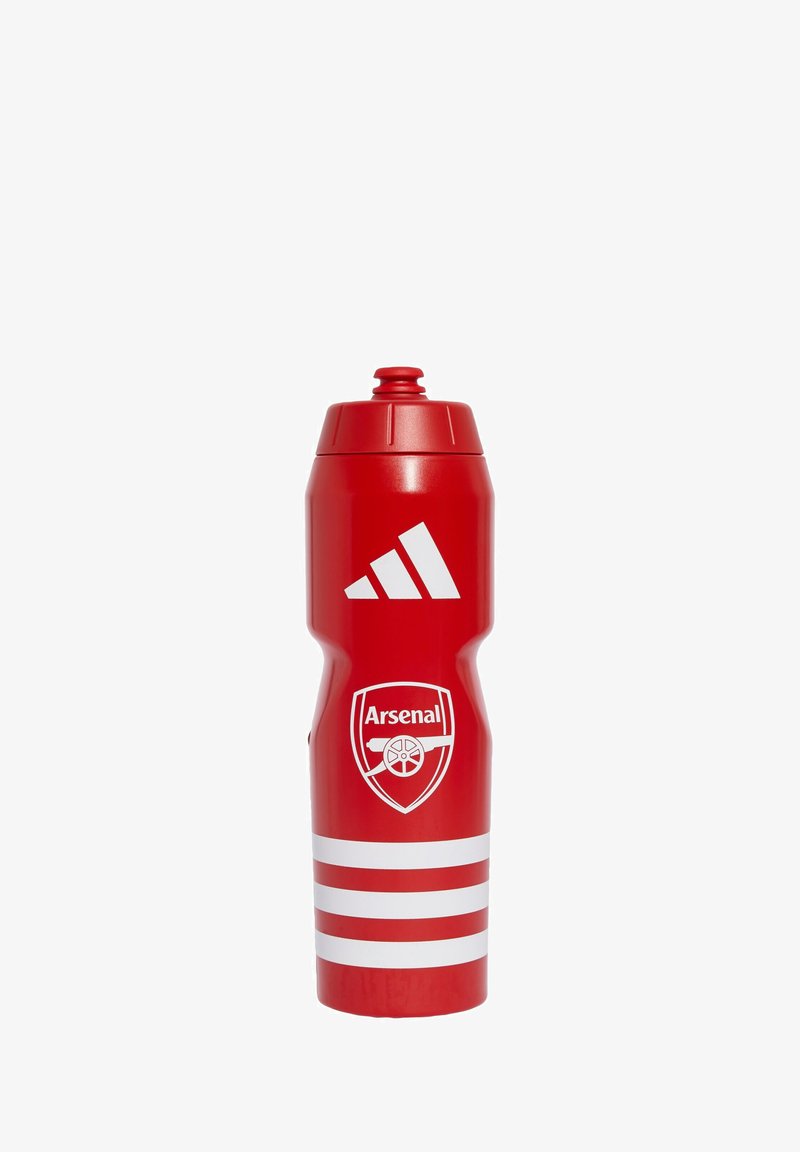 Bouteille d'eau de sport rouge avec un design effilé, présentant un logo Adidas blanc, un emblème d'Arsenal, et trois bandes blanches horizontales.