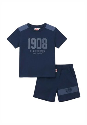 Ensemble chemise à manches courtes et short bleu marine avec impression "1908 Lee Cooper East London" sur la chemise et le short.